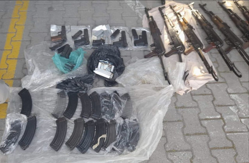 Polisin kullandığı kiralık araç yürüyen cephanelik çıktı - Resim: 1