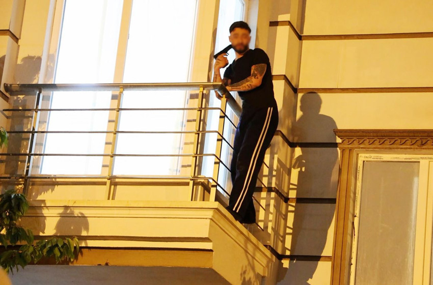 Balkonda oyuncak tabancalı psikopat alarmı! Polisin operasyonu nefes kesti - Resim: 1