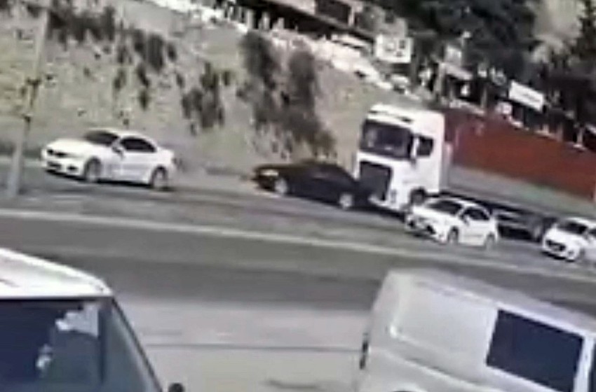 Cinayet girişimi gibi kaza saniye saniye kamerada: TIR otomobili göz göre göre sürükledi - Resim: 1