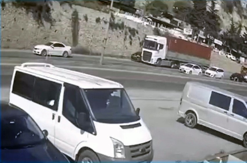 Cinayet girişimi gibi kaza saniye saniye kamerada: TIR otomobili göz göre göre sürükledi - Resim: 2