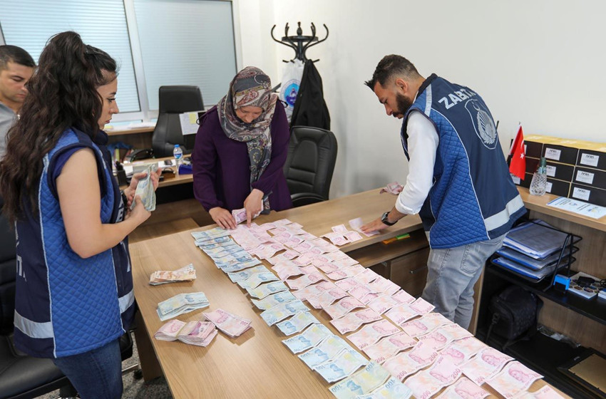 Dilencinin üstünden çıkan paralar say say bitmedi! Para sayma makinesine koydular - Resim: 1