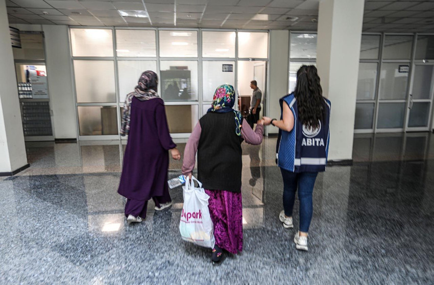 Dilencinin üstünden çıkan paralar say say bitmedi! Para sayma makinesine koydular - Resim: 3