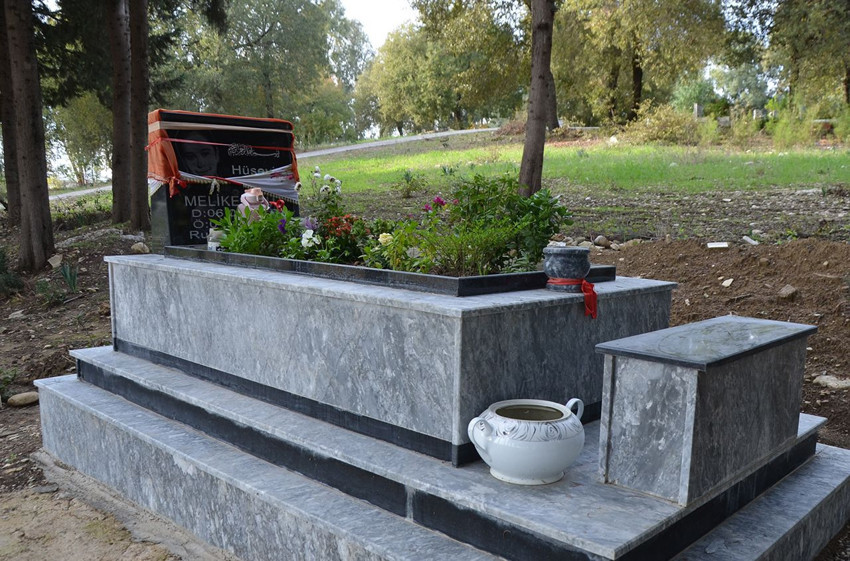 Gencecik kızını toprağa veren baba mezarlık hırsızlarına isyan etti - Resim: 4