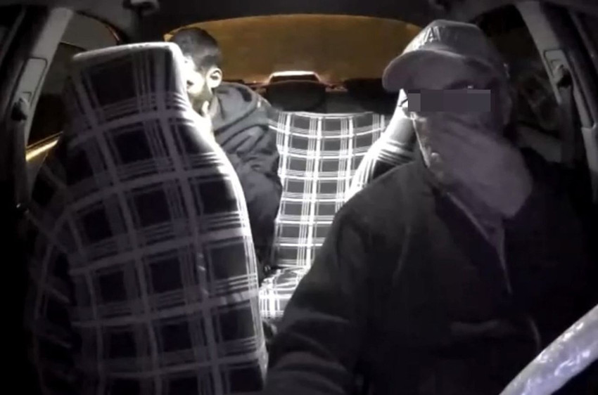 Takside oyuncak tabancalı, biber gazlı gasp girişimi kamerada - Resim: 2