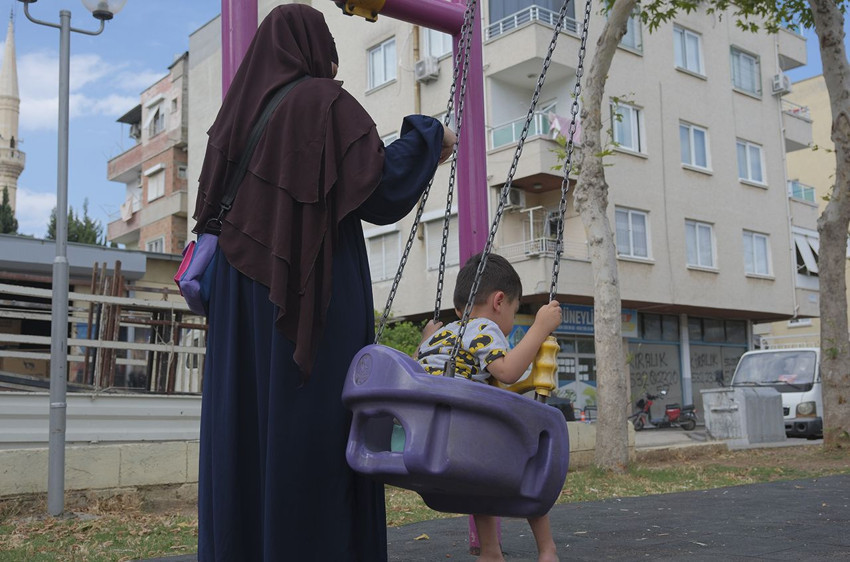 Çocuk parkında bir kadına çocuklarının gözü önünde saldırı - Resim: 2
