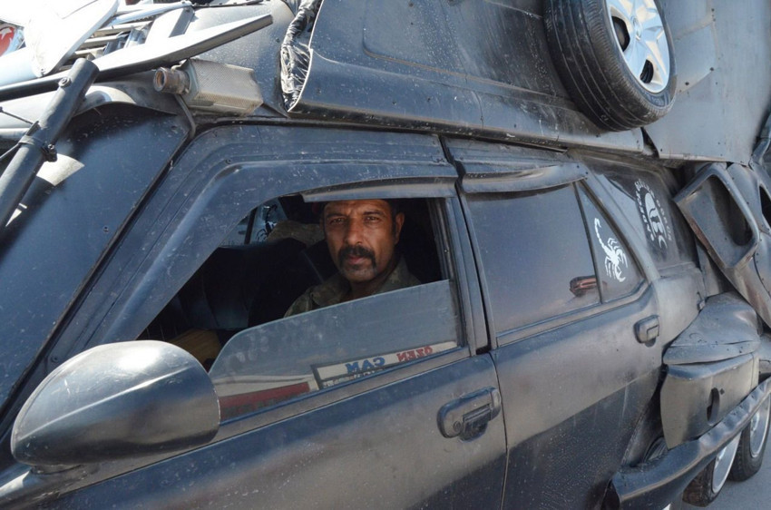 Bilim kurgu filminden fırlamışa benzeyen aracını tanka çevirdiği aracı trafik polisine takıldı! - Resim: 3