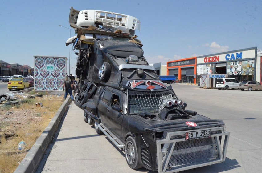 Bilim kurgu filminden fırlamışa benzeyen aracını tanka çevirdiği aracı trafik polisine takıldı! - Resim: 2