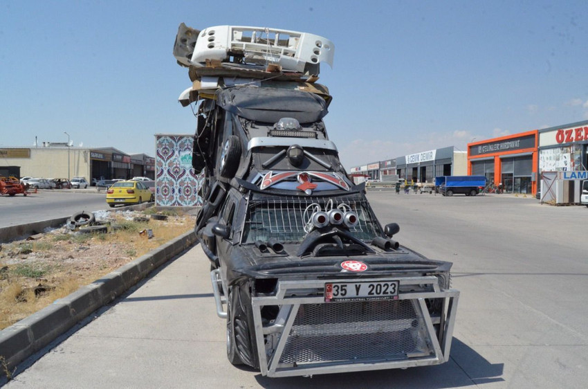 Bilim kurgu filminden fırlamışa benzeyen aracını tanka çevirdiği aracı trafik polisine takıldı! - Resim: 4