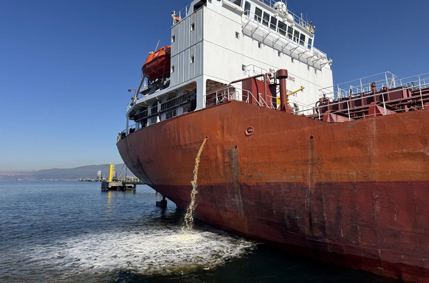 Marmara Denizi'nde denizi kirleten gemi suçüstü yakalandı - Resim: 1