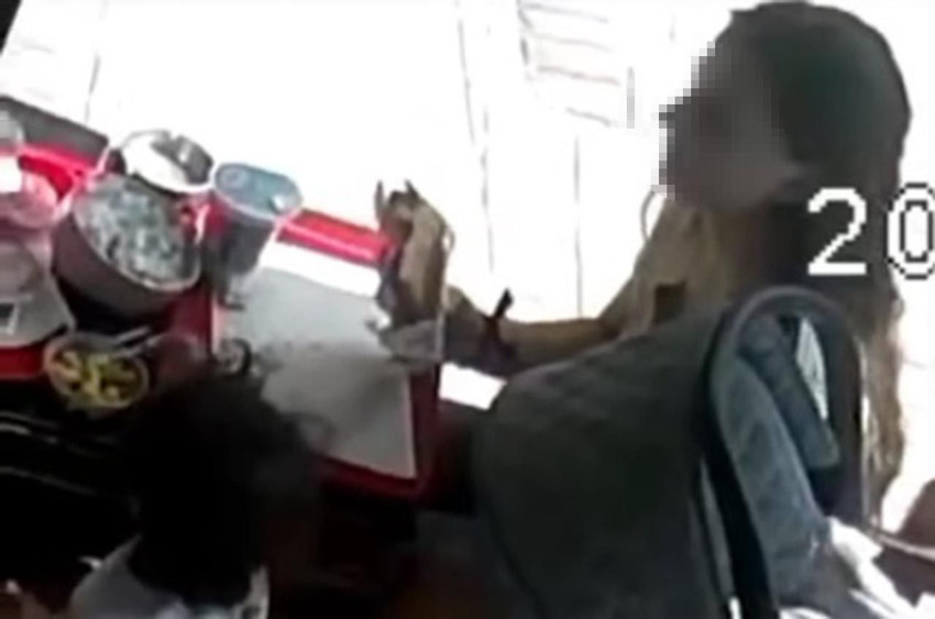 Pes dedirten olay! Kopardığı saçı tostun arasına koydu - Resim: 2