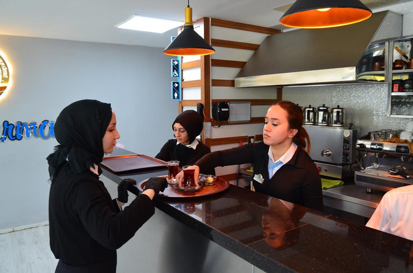 365 gün açık! Bu okul fabrika gibi çalışıyor; adeta para basıyor! - Resim: 3