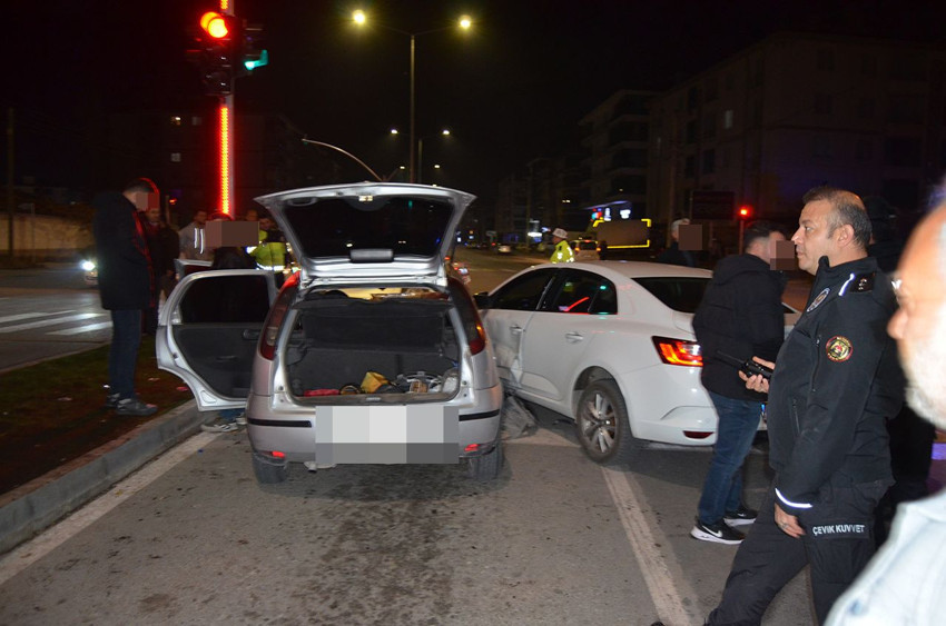 ''Dur'' ihtarından kaçarken öyle birinin aracına çarptı ki... - Resim: 2