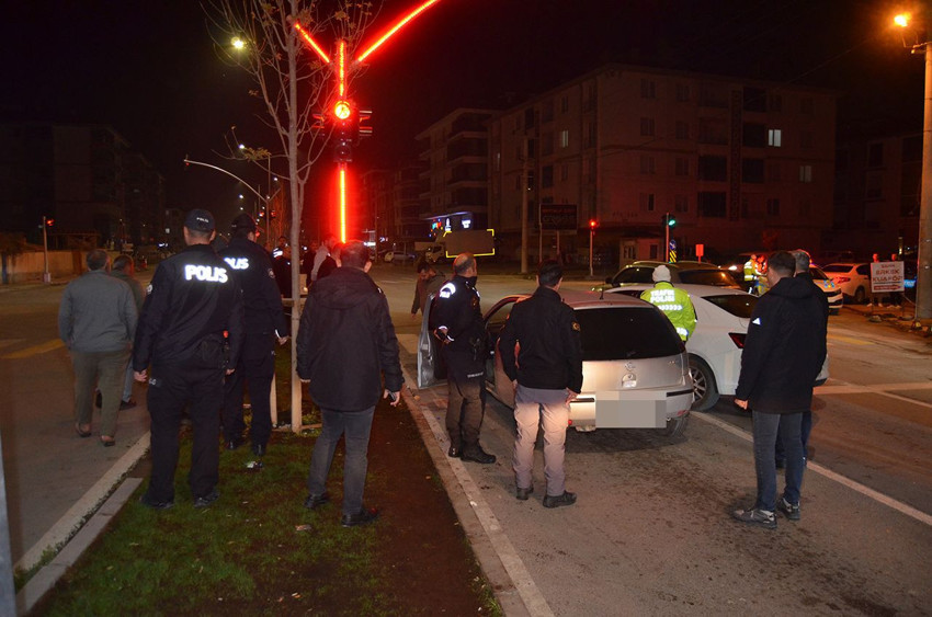 ''Dur'' ihtarından kaçarken öyle birinin aracına çarptı ki... - Resim: 3