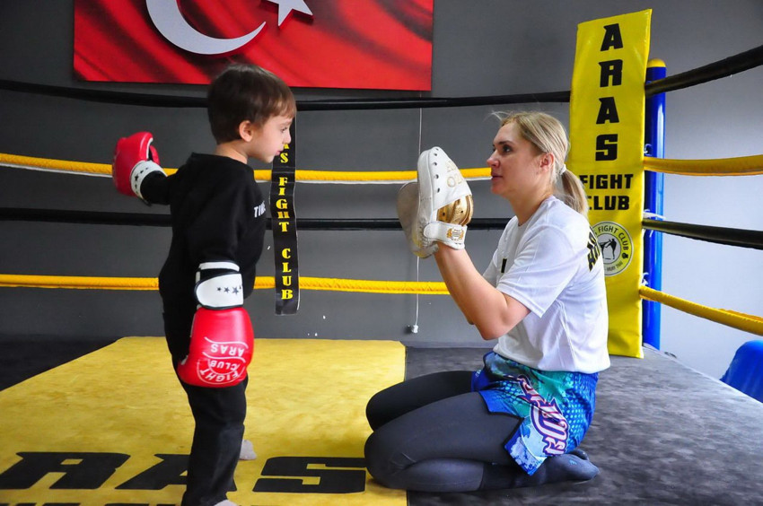 Ev hanımlığına ara verip, Türkiye'nin 2 çocuk annesi demir yumruğu oldu - Resim: 3