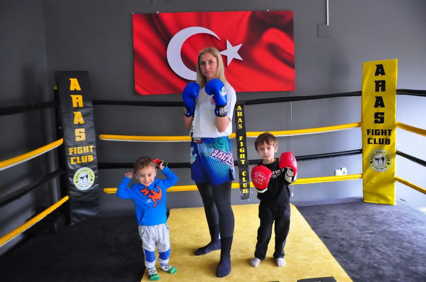 Ev hanımlığına ara verip, Türkiye'nin 2 çocuk annesi demir yumruğu oldu - Resim: 1