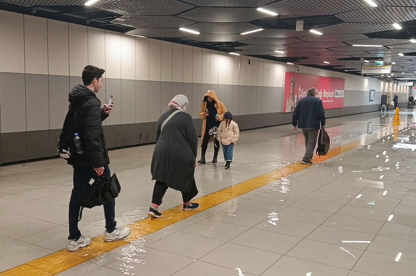 Metro istasyonunu su bastı, vatandaşlar sular içinde yürüdü - Resim: 2