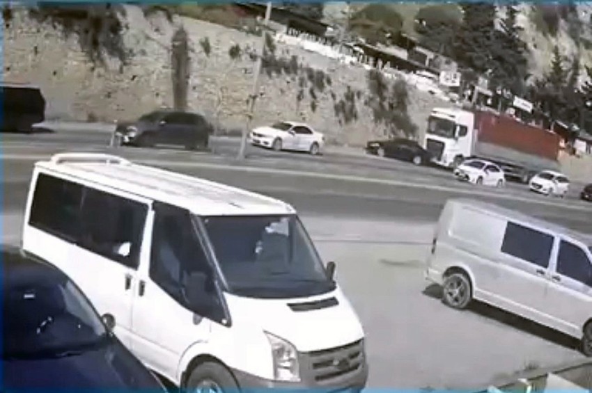 Cinayet girişimi gibi kaza saniye saniye kamerada: TIR otomobili göz göre göre sürükledi - Resim: 3