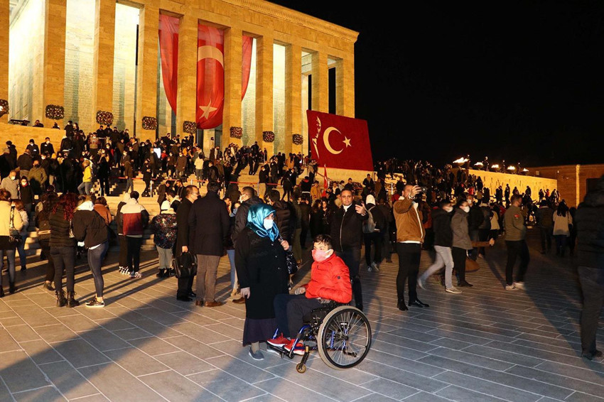 Anıtkabir'de gece ziyaretçi yoğunluğu - Resim: 2