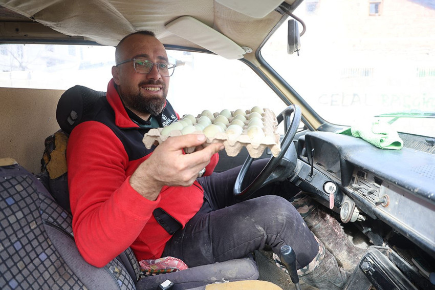 İşte Türkiye'nin ''gerçekten'' gezen tavukları... Ama arabayla geziyorlar! - Resim: 1