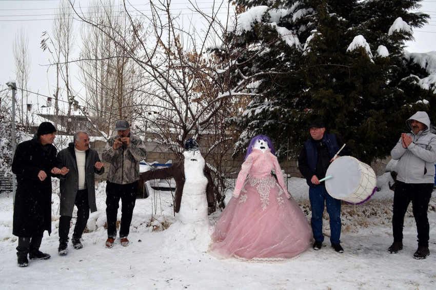 Kardan gelin damat ile halay çekip düğün eğlencesi yaptılar! - Resim: 3