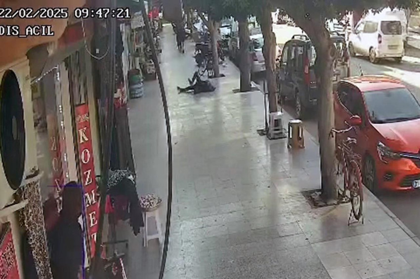 Firari angus kaldırımda yürüyen adamı boynuzladı: Korkunç saldırı kamerada - Resim: 3