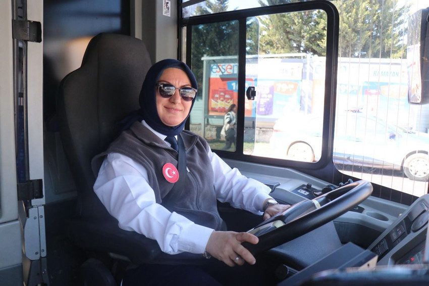 Tüm ön yargıları yıkıp, belediyede otobüs şoförü oldu - Resim: 1