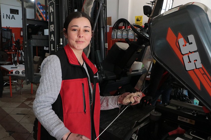 Ağabeyine özendi 15 yaşında otosanayinin Melike ustası oldu - Resim: 1