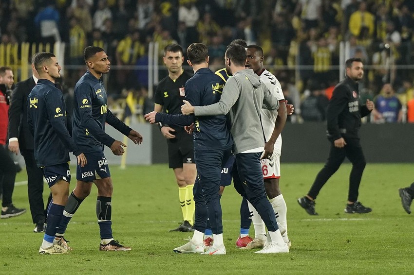 Fenerbahçe - Samsunspor maçı sonrasında futbolcular birbirine girdi - Resim: 1