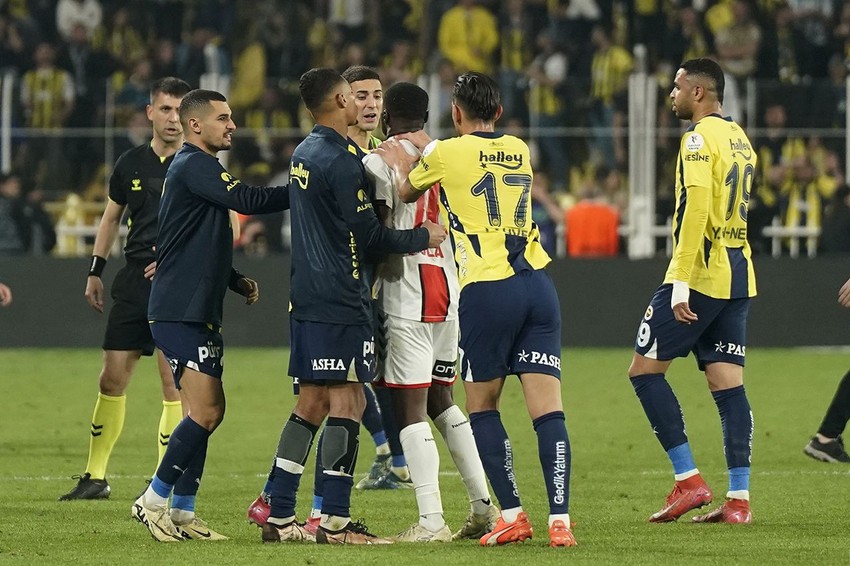 Fenerbahçe - Samsunspor maçı sonrasında futbolcular birbirine girdi - Resim: 2