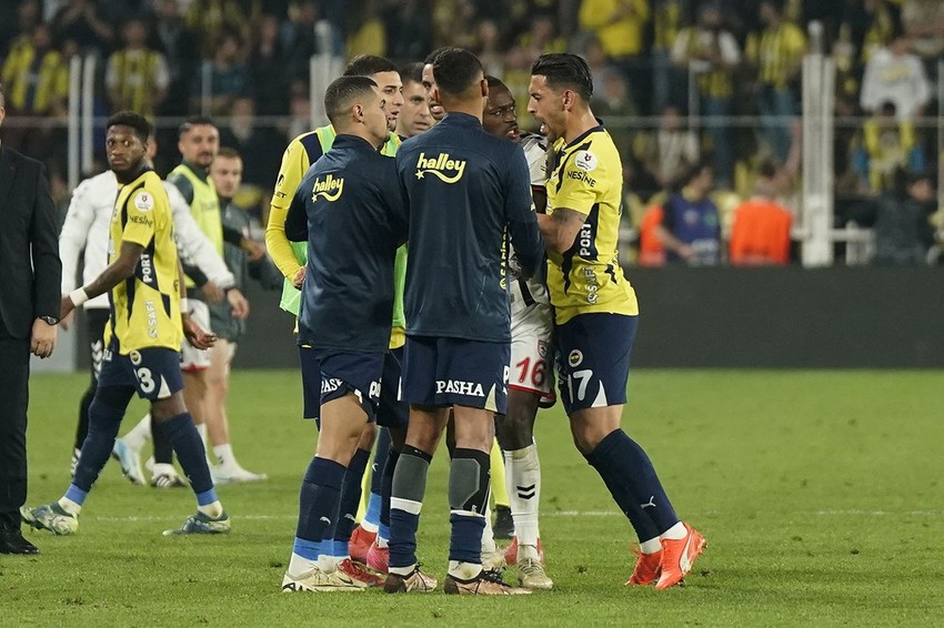 Fenerbahçe - Samsunspor maçı sonrasında futbolcular birbirine girdi - Resim: 3