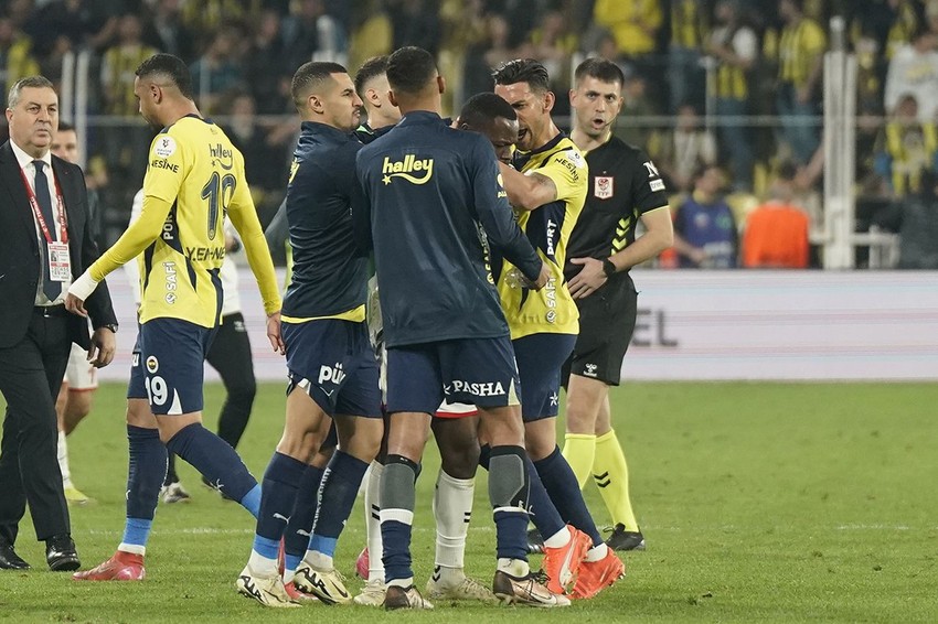 Fenerbahçe - Samsunspor maçı sonrasında futbolcular birbirine girdi - Resim: 4