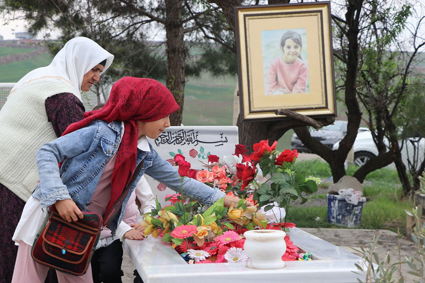 Diyarbakır’da Narin ve Rojin’in mezarlarına ziyaretçi akını - Resim: 4