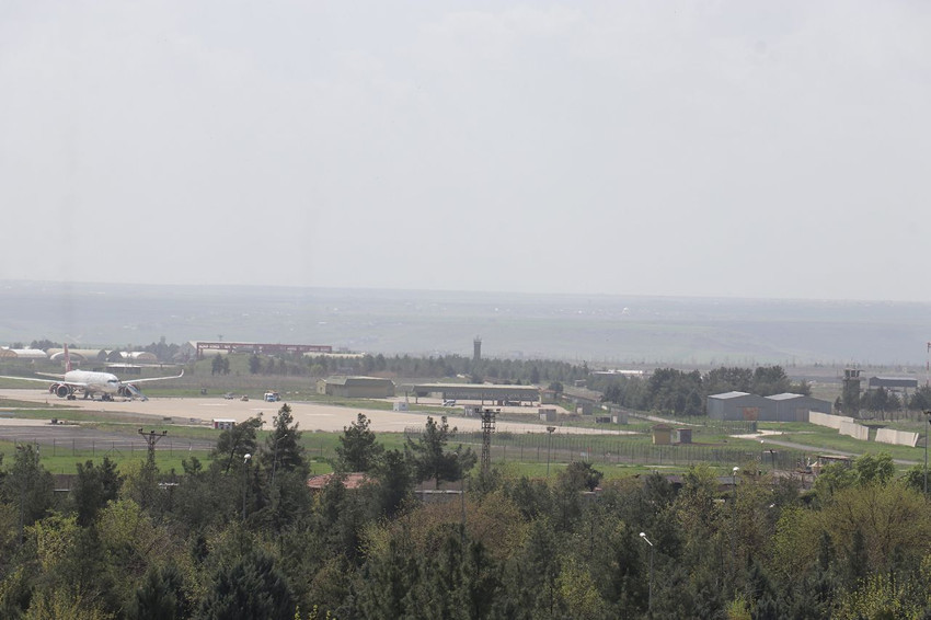 Diyarbakır'a acil iniş yapan yolcu uçağı havalanamadı - Resim: 2