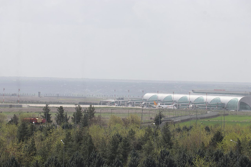 Diyarbakır'a acil iniş yapan yolcu uçağı havalanamadı - Resim: 4