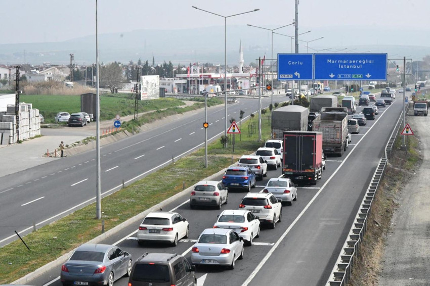 Tatilcilerin dönüşü sürüyor: İstanbul'a giriş yolu durdu - Resim: 1