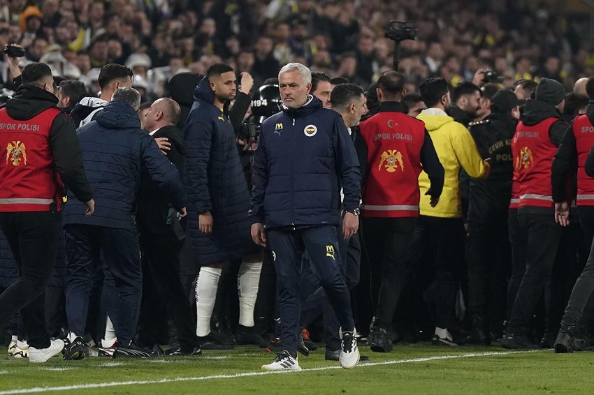 Olaylı derbi sonrası sular durulmuyor! Okan Buruk'tan Mourinho'ya ''Hollywood'' yanıtı - Resim: 2
