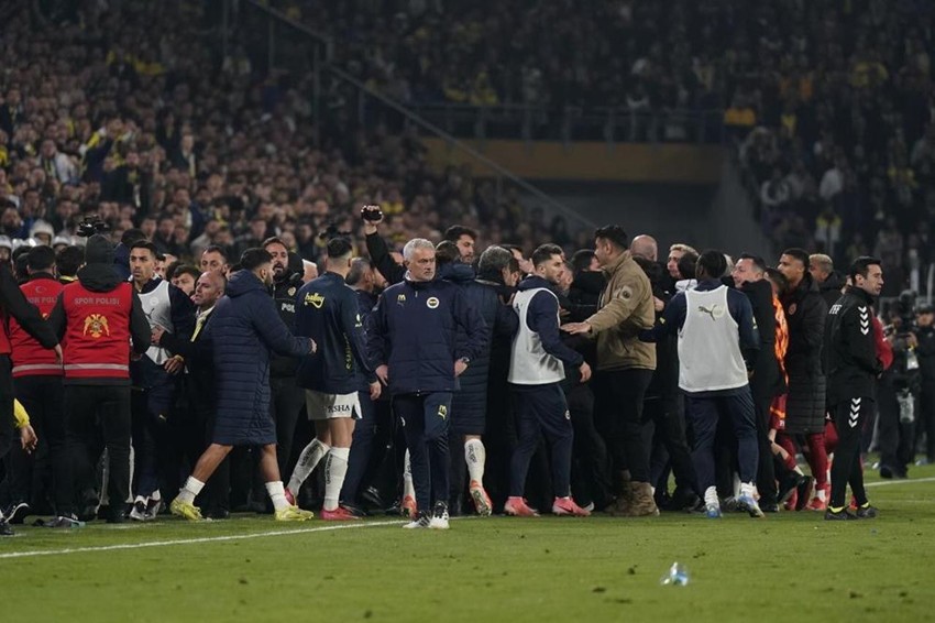 Olaylı derbi sonrası sular durulmuyor! Okan Buruk'tan Mourinho'ya ''Hollywood'' yanıtı - Resim: 4
