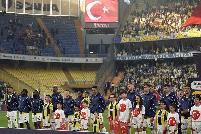 Fenerbahçe'de büyük operasyon: 11 futbolcu ile yollar ayrılıyor - Resim: 1