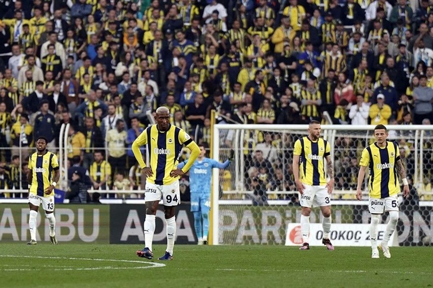 Fenerbahçe'de büyük operasyon: 11 futbolcu ile yollar ayrılıyor - Resim: 2