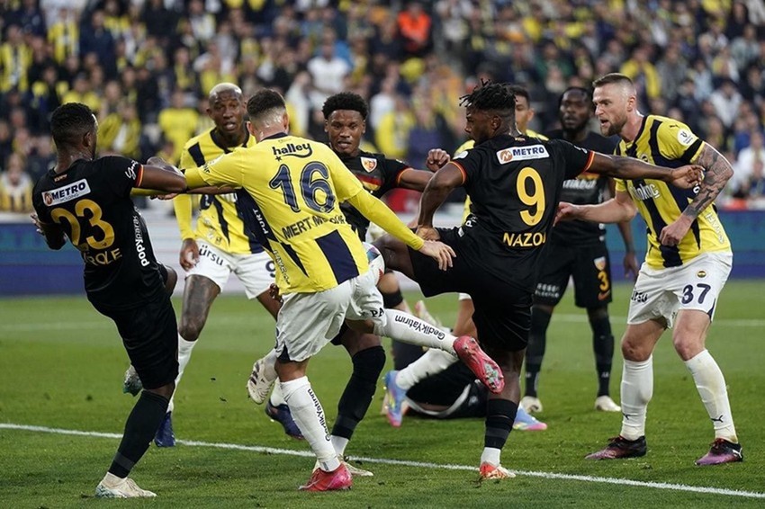 Fenerbahçe'de büyük operasyon: 11 futbolcu ile yollar ayrılıyor - Resim: 3