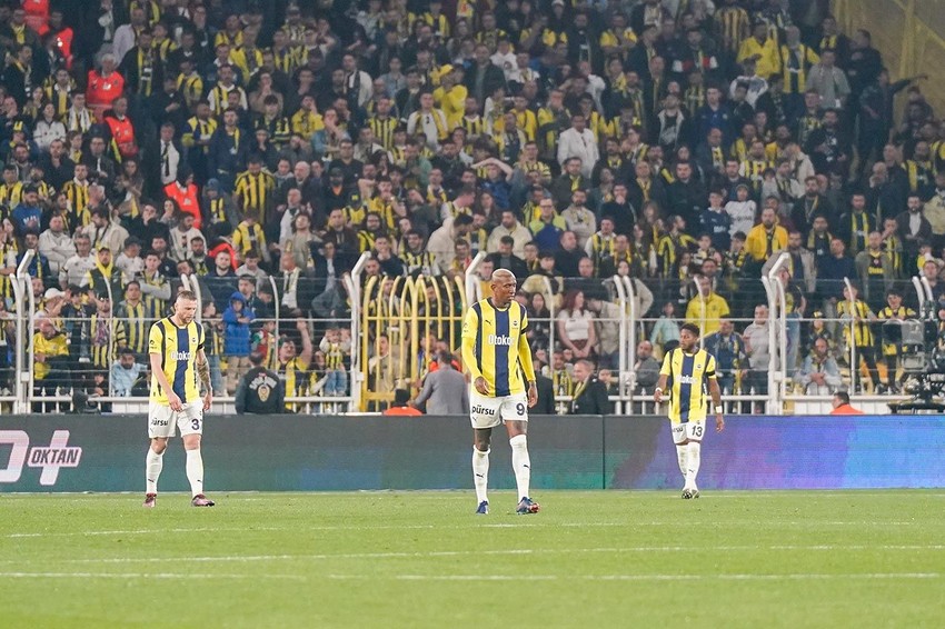 Fenerbahçe'de büyük operasyon: 11 futbolcu ile yollar ayrılıyor - Resim: 4