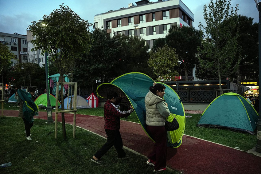 İstanbul'da çok sayıda vatandaş dün geceyi sokakta geçirdi - Resim: 1