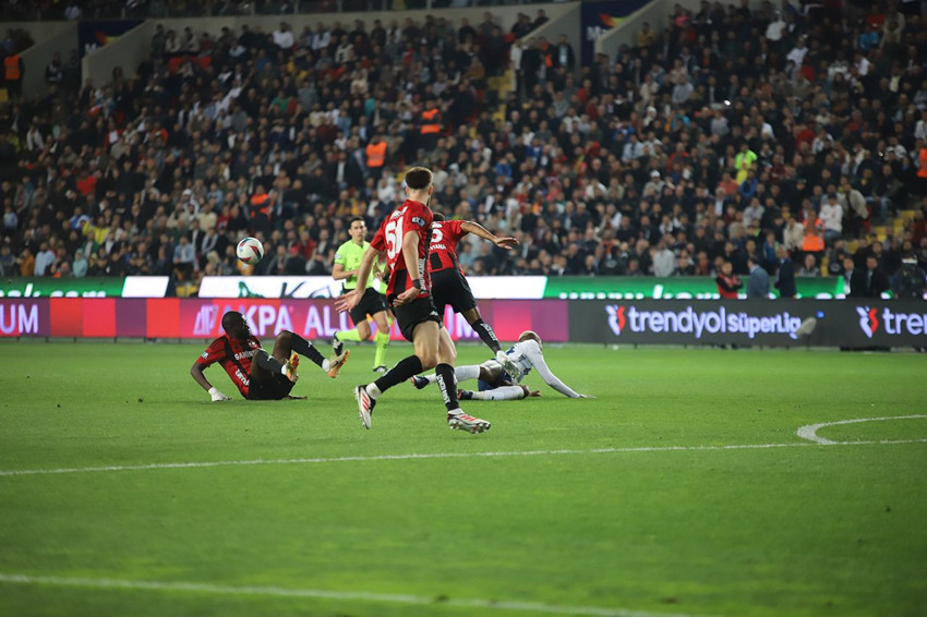 Fenerbahçe, 6. kez geriden gelerek kazandı - Resim: 3