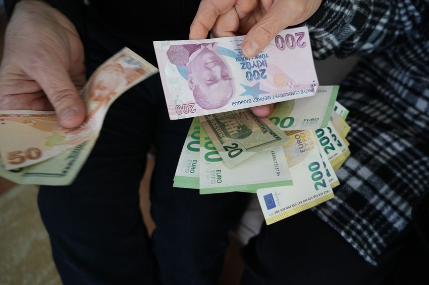 Yolda yürürken bulduğu içi döviz dolu cüzdanı sahibine ulaştırdı - Resim: 2