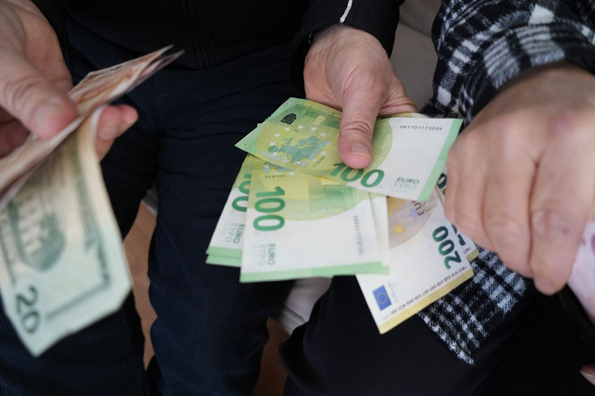 Yolda yürürken bulduğu içi döviz dolu cüzdanı sahibine ulaştırdı - Resim: 4