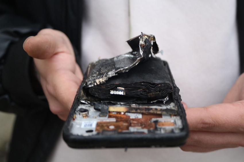Cep telefonu bataryası tamir sırasında alev aldı - Resim: 4