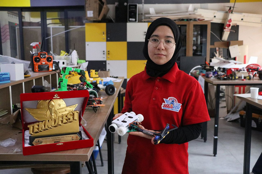 Liseliler geliştirdi... Bayrağımızı KKTC'ye götürüp göndere çeken robot ödül getirdi - Resim: 3