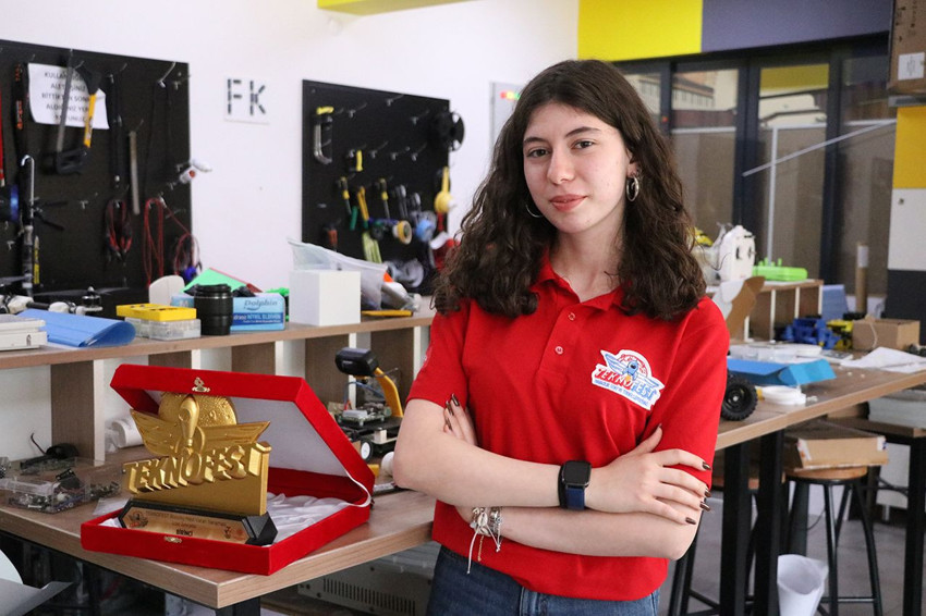 Liseliler geliştirdi... Bayrağımızı KKTC'ye götürüp göndere çeken robot ödül getirdi - Resim: 2