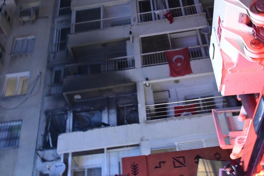 İzmir'de apartmanda patlama: Yaralılar var - Resim: 1