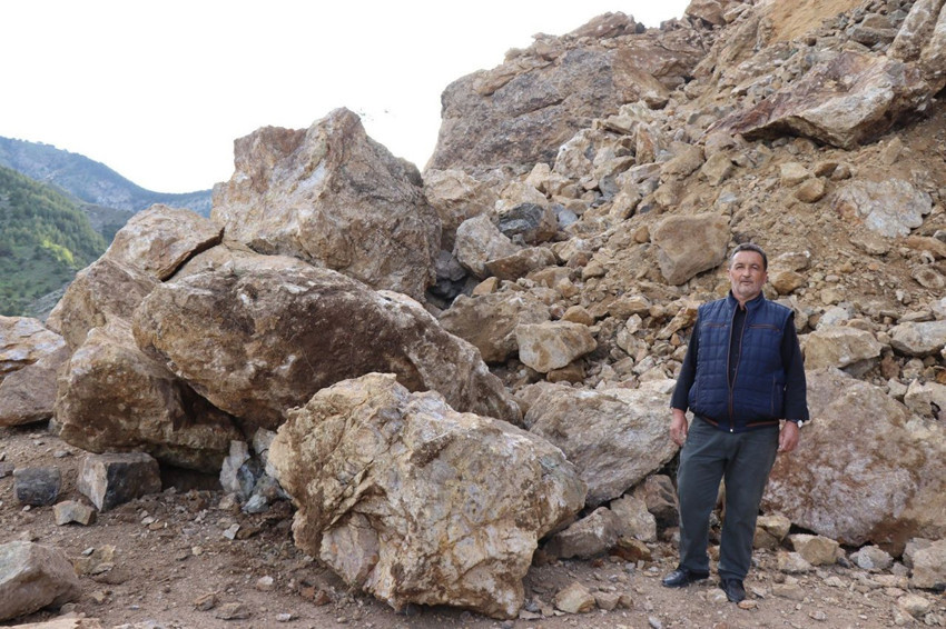 Erzurum'da heyelan: Dev kayalar yolu kapattı - Resim: 1
